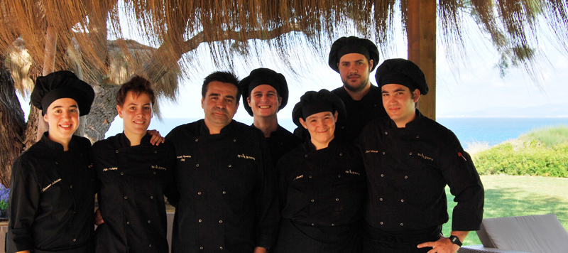 Arsenio Fuentes rodeado del equipo de cocina del Mhares Sea Club formado por estudiantes de la EHIB