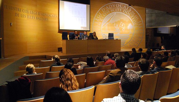 Mateo Juan impartiendo un curso sobre ejecución hipotecaria